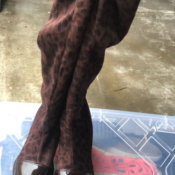 Born Women’s Brown Cheetah Fabric Knee High Lightweight Casual Boots Size 35 - Picture 3 of 13